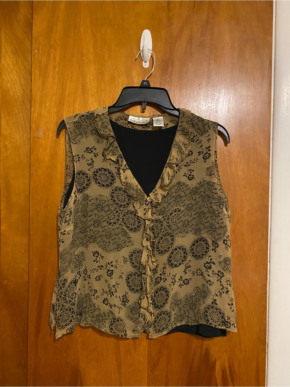 New York Designer Co., Sleeveless V-Neck Floral Ruffle Blouse,Brown/Black, Goth
